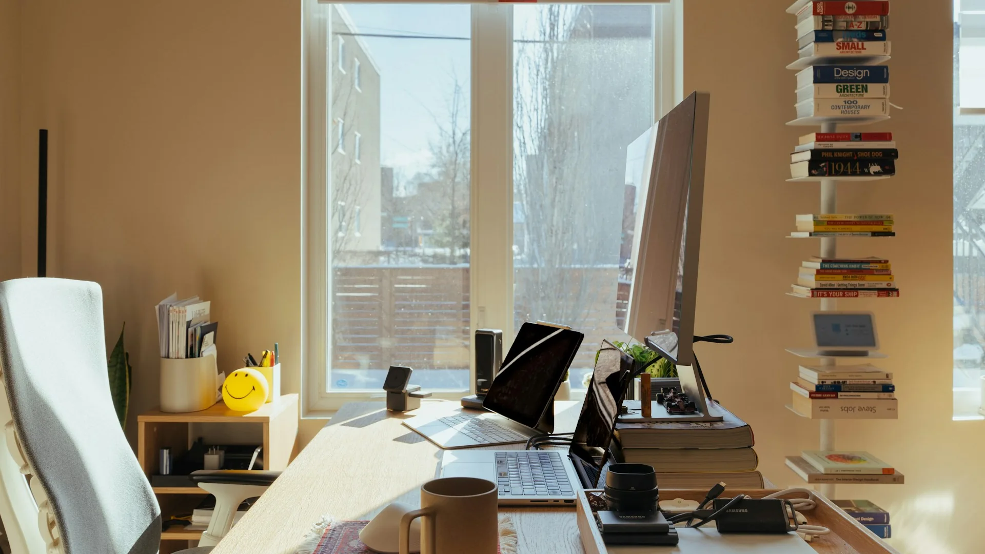 Espace de travail informatique éclairé par la lumière naturelle