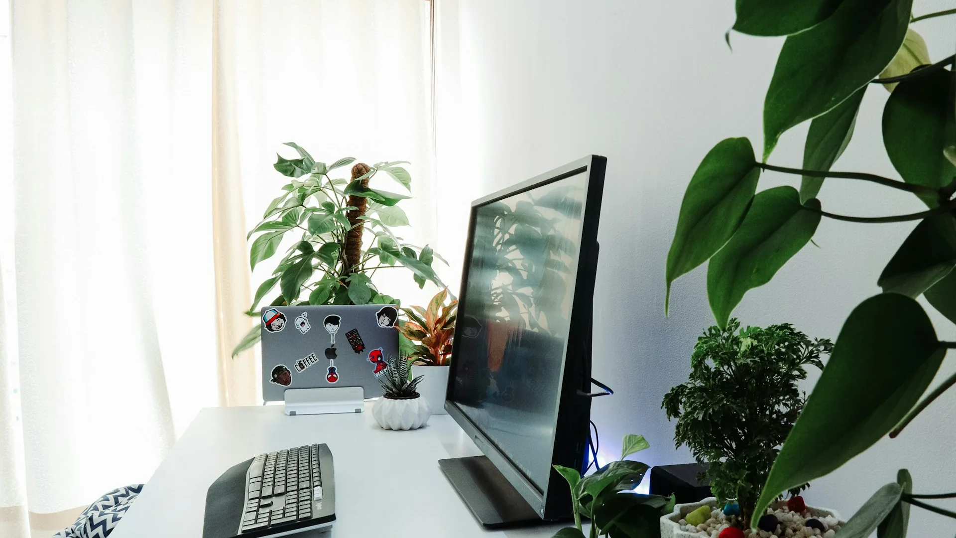 Ordinateur de bureau et clavier dans un espace de travail