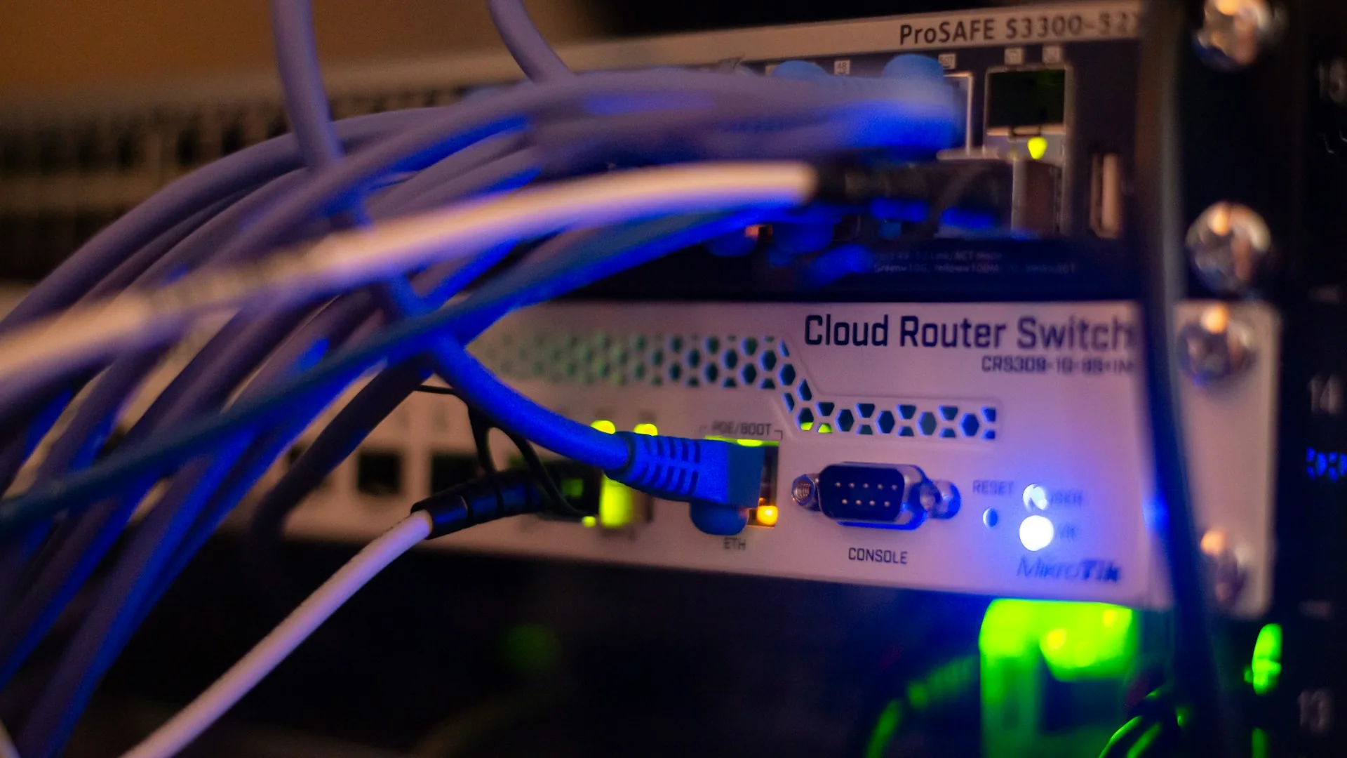 Câbles Ethernet raccordés à des équipements réseau